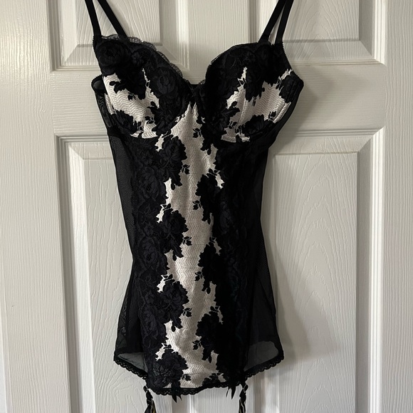 Victoria's Secret Other - Victoria’s Secret Bustier with floral lace detail sz 36D